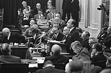 Minister-president Jo Cals tijdens de algemene beschouwingen in de Tweede Kamer op 13 oktober 1966