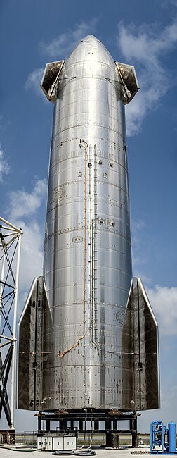 Vista vertical da espaçonave Starship SN16, tirada em 5 de setembro de 2021 na Base de lançamento espacial da SpaceX. Na época, a SN16 estava programada para entrar em operação após a Starship SN15. No entanto, o protótipo foi descontinuado em janeiro de 2022 e está aguardando um novo projeto. (definição 5 933 × 5 933)