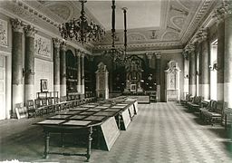 Interior del palacio. Sala de las columnas en 1911.