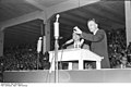 بيلي غراهام، إنجيلي بارز، يبشر في دويسبورغ بألمانيا عام 1954.