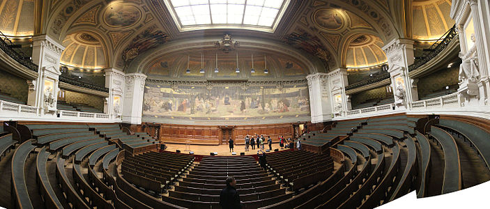 Panorama del Gran Anfiteatro, decorado con murales que representan la historia de la universidad.