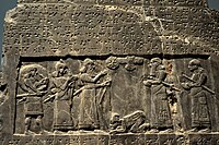 شلمنصر الثالث يتلقى الجزية من "سوا" ملك جيلزانو(شمال غرب إيران)، على المسلة السوداء.
