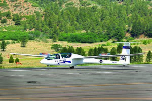 US_Air_Force_Academy_TG-16_glider_landing