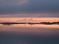 Vestfjorden koos Lofootidel kõrguvate mägedega nähtuna Løvøy saarelt Steigeni vallast. Vågakailleni mägi (942 m) on näha pildi keskosas, kõrgemana kahest tipust.