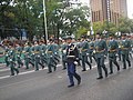 Garda civís desfilando xunto con axente da Gendarmerie de intercambio.