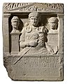 Grabstein in Form einer Ädikula unter der das Brustbild eines römischen Zenturion zu sehen ist.