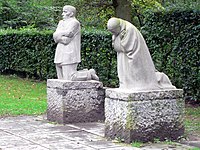 Los pas aflixíos, de Käthe Kollwitz (1932), memorial de la Primer Guerra Mundial fechu n'alcordanza del so fíu Peter. Cementeriu de soldaos alemanes de Vladslo (Bélxica).