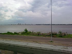 Vue sur Kinshasa depuis le buffet de la Mairie à Brazzaville.