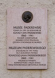 Dwujęzyczna (francusko-polska) tablica na ścianie Muzeum Paderewskiego w Morges