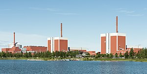 Das Kernkraftwerk Olkiluoto mit EPR (links) und BWR-2500 (Mitte und rechts)