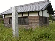 国指定史跡「水殿瓦窯跡」（埼玉県美里町）。鎌倉時代の瓦窯の跡であり、ここで出土した瓦は、源頼朝が鎌倉の地で文治5年（1189年）に建立したといわれる二階堂永福寺跡から出土した瓦とよく似ているので、永福寺修理の際に使用された瓦はここで生産されたのだろうと推定されている[20]。