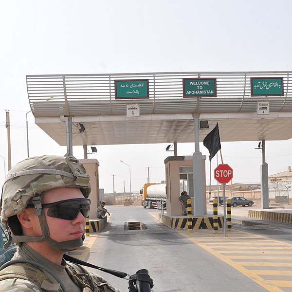 Stampa:Afghan border crossing at Sher Khan in Kunduz Province-4-cropped.jpg