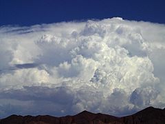 積乱雲。上部にかなとこ巻雲が広がる