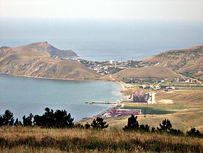 Вид на Двуякорную бухту, мыс Кийк-Атлама и посёлок Орджоникидзе с Тепе-Оба