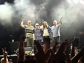 Выступление Weezer на Musikfest в 2019 году. Слева направоː Патрик Уилсон, Риверс Куомо, Брайан Белл, Скотт Шрайнер.