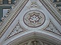 Францисканский символ на фасаде