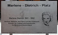 Plaque commémorative de Marlene Dietrich, sur la Marlene-Dietrich-Platz, à Berlin-Tiergarten, Allemagne.