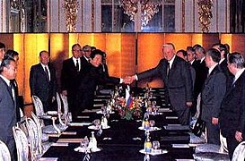 Hosokawa tiếp Boris Yeltsin ở Tokyo năm 1993.