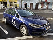 Ein dunkelblauer Kombi mit weißer Bundesheer-Kokarde auf der Beifahrertür