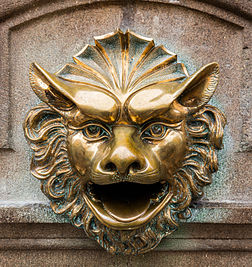 Boîte aux lettres adoptant l’apparence d’une tête de lion, au bureau de poste central de Lima, capitale du Pérou. (définition réelle 5 351 × 5 660)