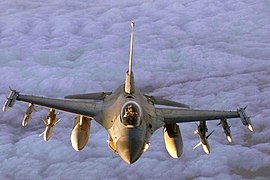 מטוס F-16 חמוש בטילי AIM-120 וטילים נגד קרינה AGM-88