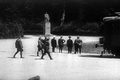 Le 21 juin 1940, Hitler (la main au côté), accompagné de hauts dignitaires nazis et de ses généraux, regardant la statue du maréchal Foch avant le début des négociations de l’armistice, signé le lendemain en son absence.