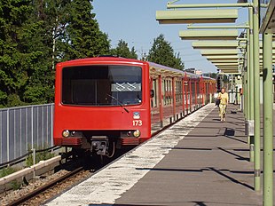 Ein Zug der Baureihe M100 am Bahnhof Kulosaari