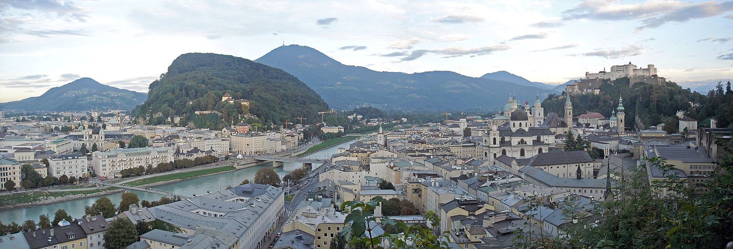 Salzburg óvárosa egy részének panorámája a Mönchsberg irányából. Előtérben a Kapuzinerberg, jobbra a Gaißberg a TV-toronnyal.