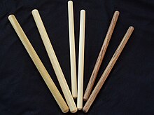 Berbagai jenis tongkat drum untuk taiko, yang disebut bachi, dipajang di atas permukaan datar.