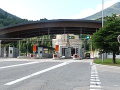 L'entrée sud, côté Pyrénées-Orientales, avec le péage