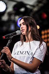 L'auteure-compositrice-interprète britannico-albanaise Dua Lipa, lors du SWR3 New Pop Festival 2016, à Baden-Baden. (définition réelle 4 016 × 6 016)