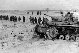 Гренадеры кавалерийской дивизии ваффен СС в пехотных операциях с танковой поддержкой (немецкий танк Panzer III) на территории СССР. 22 декабря 1942 года.