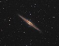 Die sterrestelsel NGC 891 in die sterrebeeld Andromeda, wat omring word deur ’n ewe donker strook.