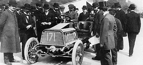 Henri Béconnais, sobre un Darracq de 40HP