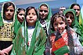 Badgis Eyaletinde ulusal bayraklı Afgan çocuklar