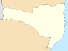 Mapa konturowa Santa Catarina, blisko prawej krawędzi u góry znajduje się punkt z opisem „São Francisco do Sul”
