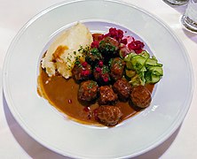 Köttbullar, mandonguilles acompanyades de cogombre, plat típic de Suècia.