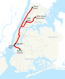 Landkarte mit Konturen der Stadt New York. Schwach grau eingezeichnet sind alle existierenden U-Bahn-Strecken. Rot hervorgehoben sind die ältesten Strecken in Manhattan, der Bronx und Brooklyn, deren Form auf der Landkarte grob an eine Stimmgabel erinnert mit zwei unterschiedlich langen Streckenästen oben und einem kleinen Ausläufer am unteren Ende nach Brooklyn.