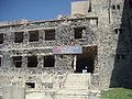 Il vecchio ospedale di Quneitra. Il cartello dice: "Ospedale del Golan. Distrutto dai sionisti e trasformato in bersaglio di tiro!"