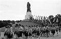 Komsomol ve Lenin Öncüleri üyelerinin anıta bayrak koyma etkinliği, 1989