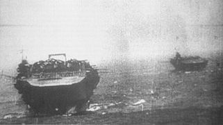 Deux des six porte-avions, le Kaga et le Zuikaku, en route pour les îles Hawaï.