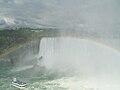 Curcubeu prin stropii de apă ai cascadei canadiene (Numele podului din apropiere Rainbow Bridge care face legătura între SUA şi Canada)
