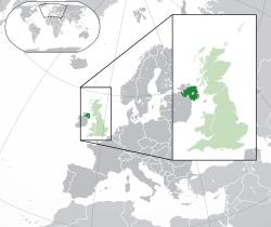 ที่ตั้งของ ไอร์แลนด์เหนือ  (เขียวเข้ม) – ในยุโรป  (เขียว & เทาเข้ม) – ในสหราชอาณาจักร  (เขียว)