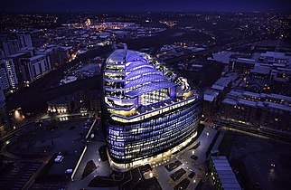 天使廣場1號是合作社集團的總部。合作社集團是英國最大的消費者合作社。圖為2012年天使廣場1號的夜景