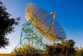 The Dish, a 150 piedi (46 m) diameter radio telescope on the Stanford foothills overlooking the main campus