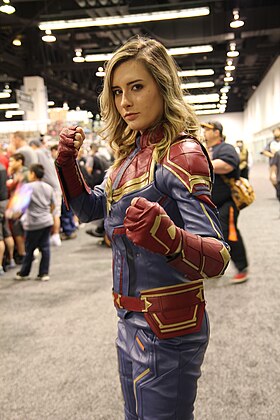 Cosplay de Carol Danvers, telle qu'elle apparaît dans l'univers cinématographique Marvel.