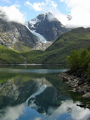 Der Bondhusbreen mit dem Fynderdalshorga (hinten) und dem Bondhus-See (vorne)