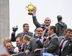 England firar sitt första guld i världsmästerskapet i rugby.