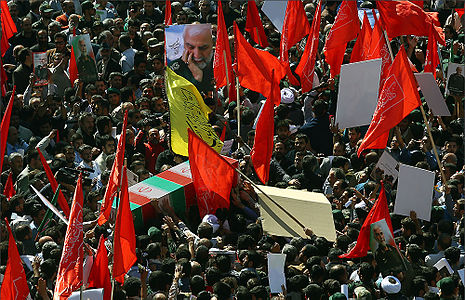 Гроб с телом Хамадани плывет на руках толпы по площади Тегерана, 11 октября 2015 года.