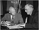 Presiden AS Dwight D. Eisenhower dan Menteri Luar Negeri John Foster Dulles, pendukung kudeta Guatemala 1954 yang berhasil mendirikan kediktatoran sayap kanan